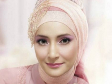 Vonis Suami Dibacakan, Inneke Koesherawati Berurai Air Mata