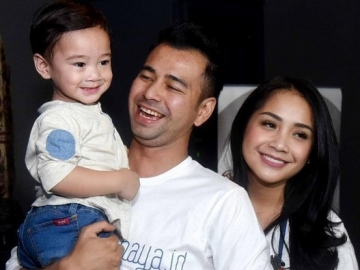 Romantisnya, Raffi Ahmad Pakaikan Nagita Slavina Hijab