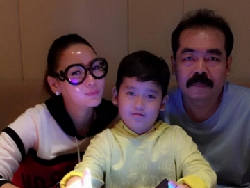 FOTO : Kerja Sambil Liburan ke Korea, Inul Daratista Kangen Anak dan Suami