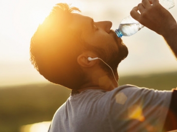 7 Alasan Mengapa Kamu Wajib Minum Air Mineral Selain Karena Haus