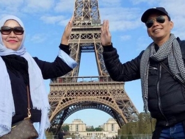 Umi Kalsum Posting Foto Ultah, Netizen Salfok ke Pose Ayah Ayu Ting Ting