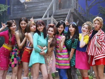 Jelang Debut Resmi, Twice Rilis MV 'Signal' Versi Jepang