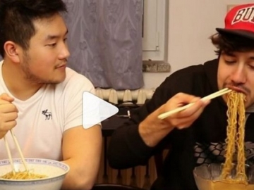 Viral, Bule Ini Langsung Jatuh Cinta Saat Pertama Kali Makan Indomie