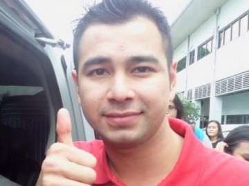 Niat Tampil Keren, Netizen Salfok 'Tonjolan' di Celana Ketat Raffi Ahmad
