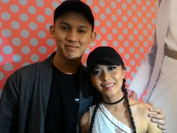 Suami Cium Mesra Rini Wulandari, Netizen Baper