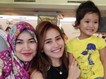Ibunda Sebar Foto Ayu Ting Ting Dengan Baju Terbuka, Netter : Nggak Tahu Aurat