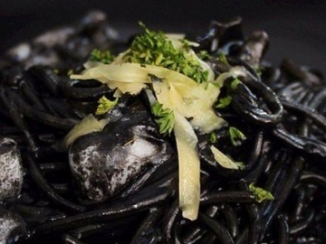 Ini Makanan Unik Berwarna Serba Hitam Pekat yang Ada di Indonesia