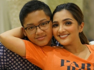 Pakai Daster Sambil Peluk Azriel, Ashanty Banjir Pujian