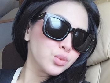 FOTO : Naik Helikopter Pribadi Hingga Undang Pejabat, Syahrini Resmikan Toko Kue di Bandung