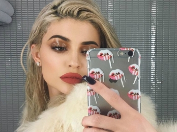 Para Seleb Hollywood Ini Usaha Keras Untuk Terlihat Seksi Saat Selfie