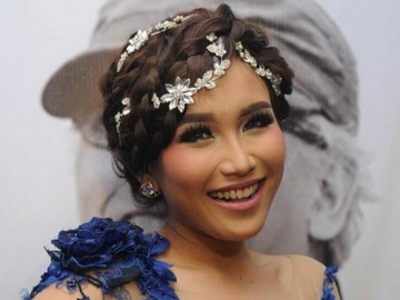 FOTO : Rayakan Ulang Tahun ke-25, Ayu Ting Ting Banjir Kue dan Kado dari Fans