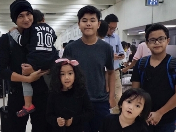 FOTO : Lebaran, Anji Ajak Keluarga Mudik ke Surabaya