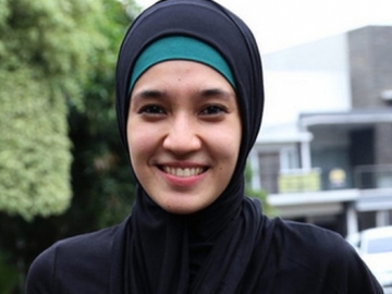 Dhini Aminarti Persiapan Sholat Bareng Suami, Netizen Malah Nyinyir Karena Ini