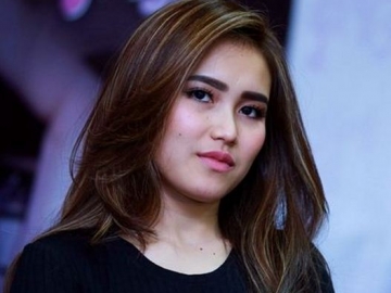 Liburan ke New Zealand, Ayu Ting Ting Cari Pria Bule?