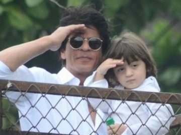 Rayakan Idul Fitri, Shahrukh Khan & AbRam Kompak Buat Fans Jatuh Hati