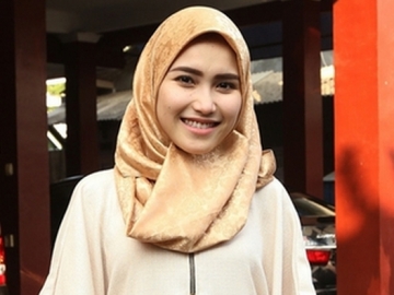Ayu Ting Ting Kumpul Lebaran Bareng Keluarga, Netizen Gagal Fokus 'Karpet Mushola'