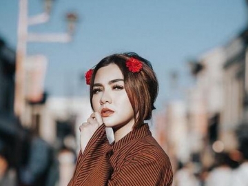 Liburan Bareng Hingga Foto Keluarga, Pria Ini Disebut Calon Suami Vicky Shu