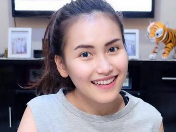 Keluarga Khusyuk Berdoa, Ayu Ting Ting Malah Asyik Gigit Jari