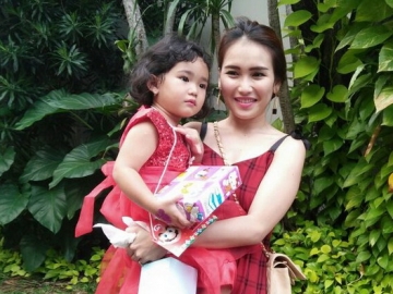 Paksa Bilqis Untuk Berdandan, Ayu Ting Ting Dicibir Netizen