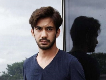 Beda Agama dengan Keluarga Besar, Reza Rahadian Tetap Teguh Pada Iman