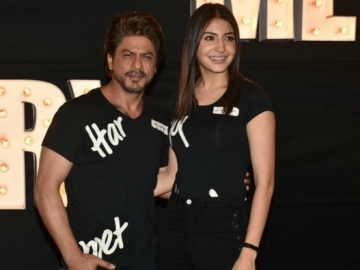 Kepergok Pakai Penyangga Lutut di Acara Peluncuran, Shahrukh Khan Cedera Lagi? 