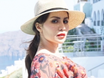 FOTO : Bulan Madu ke Yunani, Momo Geisha Pamer Bikini dan Punggung Mulus