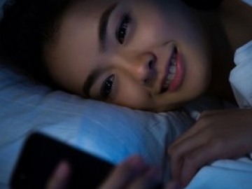 Ini 5 Dampak Negatif Jika Sering Mainkan HP Sebelum Tidur