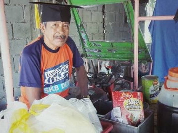 Salut, Penjual Cilok Keliling di Filipina Ini Bisa Sekolahkan Empat Putrinya Sampai Perguruan Tinggi