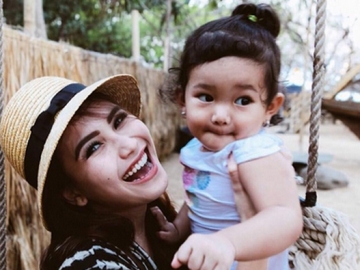 Liburan ke Selandia Baru, Anak Ayu Ting Ting Jadi Tukang Foto