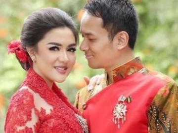 FOTO : Resmi Dilamar, Ini Sosok Calon Suami Vicky Shu