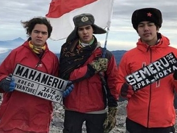 FOTO : Bikin Kagum, Al, El dan Dul Sukses Taklukan Puncak Tertinggi Pulau Jawa