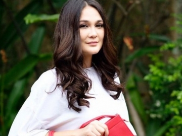 FOTO : Liburan Keliling Eropa, Begini Gaya Cantik nan Modis ala Luna Maya