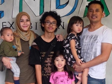 FOTO : Liburan Penuh Arti Zaskia Adya Mecca Bersama Anak di Barcelona 