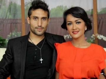 Ziarah ke Makam Julia Perez Jelang 40 Hari Kematiannya, Gaston Castano Dihujat Netizen