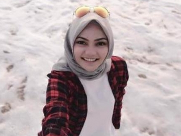 Foto Bareng Dua Wanita Nyaris Bugil, Rina Nose Banjir Kritikan