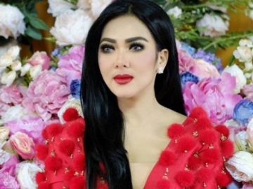 FOTO : Dihiasi Kristal Swarovski, Parfum Syahrini Dijual Ekslusif