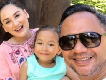 FOTO : Liburan Seru Mona Ratuliu Bareng Anak dan Suami di Pulau Bali