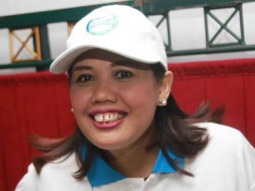 Elly Sugigi Tidur Seranjang Bareng Empat Pemuda Tampan, Netizen Iri