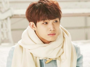 Buka-Bukaan di Bak Penuh Busa, Hyunsik BTOB Buat Tren Baru di 'V' Live