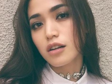 FOTO : Gunakan 8 Baju Pengantin Berbeda, Jessica Iskandar 'Menikah' dengan Pria Ini