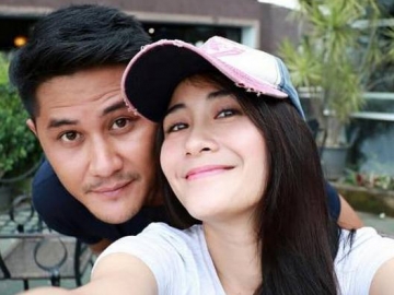 FOTO : Ikut Suami Liputan, Keseruan Ryana Dea Nonton Sepak Bola Secara Langsung