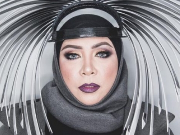 FOTO : Liburan ke Jepang, Melly Goeslaw Boyong Suami dan Anak Berburu Vinyl