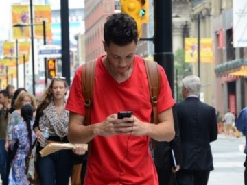 Bisa Berbahaya, Kota Ini Terapkan Denda Jutaan Rupiah untuk Warga yang Berjalan Sambil Main Ponsel