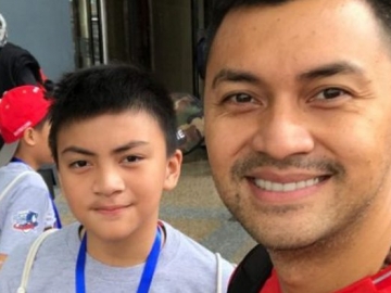 FOTO : Dukung Hobi Anak, Anjasmara Dampingi Sang Putra Tanding Hoki Hingga Negeri Tiongkok