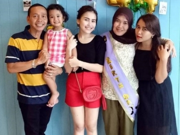 Adik Ayu Ting Ting Tak Kebagian Kaus 'Couple', Netizen: Ngga Dianggap