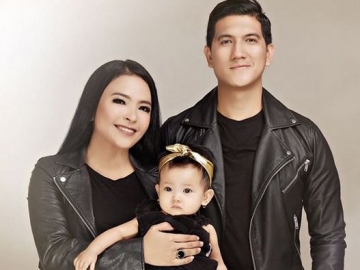 Cium Suami di Pinggir Jalan, Tantri Kotak Bikin Fans Iri