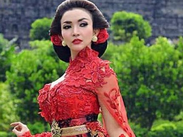 FOTO : Cantik Berkebaya, Roro Fitria Sandang Gelar Kebangsawanan dari Kerajaan Tiworo