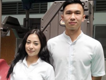 Pose Sensual Bareng Pacar di Ranjang, Nikita Willy Diminta Cepat Nikah
