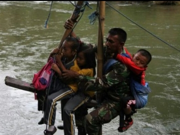 Viral Fotonya Bantu Anak Desa Sekolah Hingga Pertaruhkan Nyawa, Serka Darwis Tuai Pujian