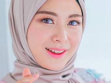 Inspirasi Gaya Ayana Jihye Moon, Hijaber Korea yang Cantik & Stylish